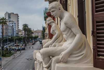 Bari, grandi statue ed elaborati fregi: � Palazzo Atti, simbolo liberty di corso Cavour 